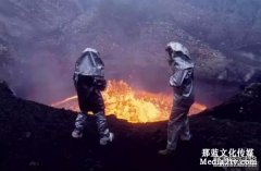 无人机航拍喷涌岩浆的火山口，这样的画面你看